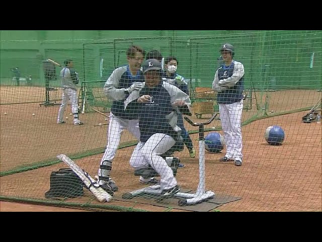 【春季キャンプ】ライオンズ・源田壮亮と山川穂高が特殊な練習で仲睦まじい姿を見せる!! 2022年2月14日 埼玉西武ライオンズ