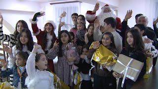 Հայոց հայրապետը արցախցի ընտանիքների հետ Մայր Աթոռում մասնակցեց ամանորյա ընթրիքի