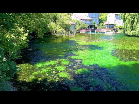 A impressionante fonte do Sorgue em Fontaine-de-Vaucluse, Provence, França (videoturysta.eu)