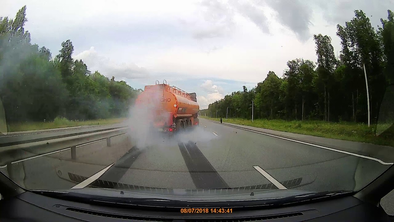 У бензовоза взорвалось колесо