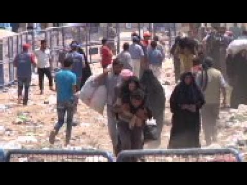 Hundreds of Syrian refugees cross into Turkey