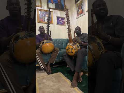 Lorsque Ballaba Toumani Diabaté et son père, Madou Sidiki Diabate Officie
