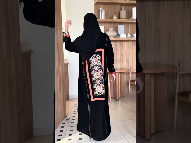 عباية كريب سراميك تصميم فريد ب خيوط قصب وتطريز من...