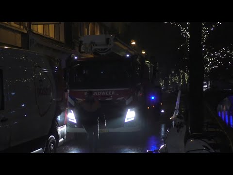pakketbezorger blokkeert de weg voor de brandweer tijdens spoed melding