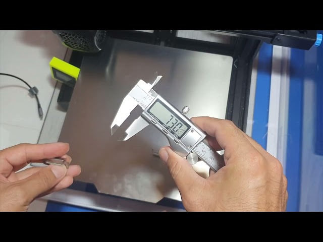 Vídeo relacionado con TIOPY Base térmica para impresoras 3D Piezas de nivelación Cama caliente para impresoras 3D Buffer de montaje Columna sólida de silicona Nivelación resistente al calor con Ender 3/3v2 / Ender 5