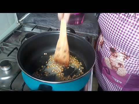 Palomitas de maiz dulces en sartén