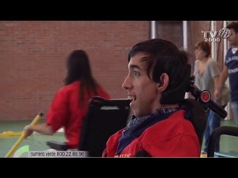 Tutti in sedia a rotelle per giocare una partita a hockey