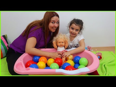 Bebeğimizi Top Havuzu Banyosu Yaptırdık, Bebek Banyosu | Bebek Bakma Videoları.