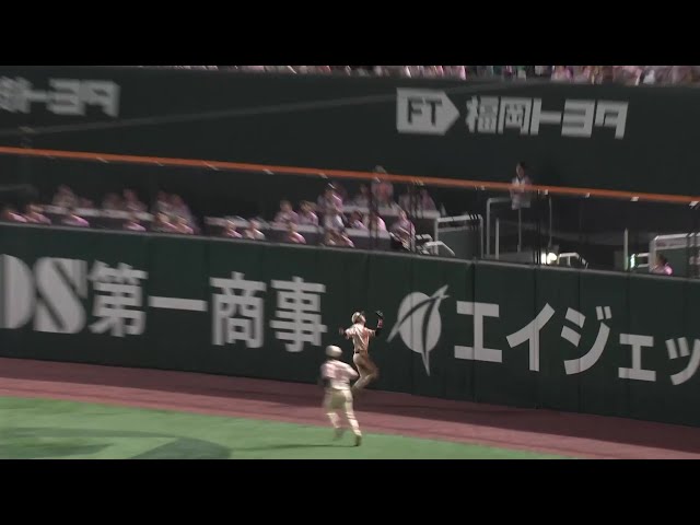 【6回表】ガッツ溢れる!! ホークス・佐藤直樹 フェンス際の打球を体を張ってナイスキャッチ!! 2025年5月17日 福岡ソフトバンクホークス 対 東北楽天ゴールデンイーグルス