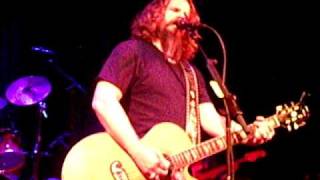 Jamey Johnson - For the Good Times - handing a fan a guitar pic