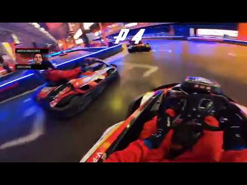 Come si comporta un pilota di F1 in un qualunque kart indoor? Ecco Sainz in rimonta!