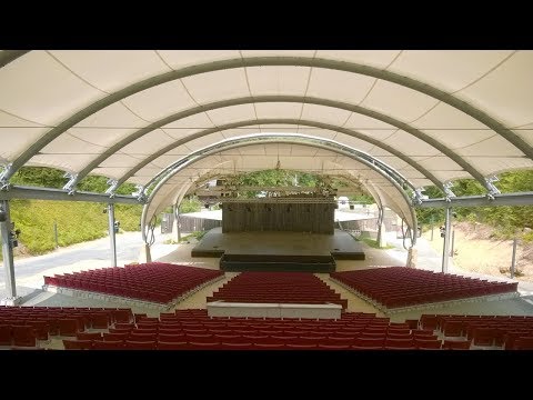 Besucher des Naturtheaters Bad Elster sitzen im Trockenen