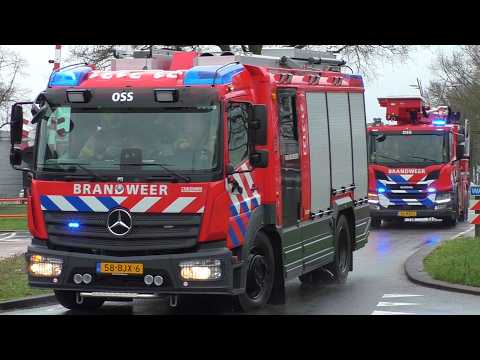 Brandweer Oss TS 21-3131 en HW 21-3151 met spoed naar een woningbrand aan de Spoorlaan in Oss
