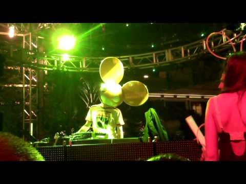 Steve Wynn watches DeadMau5 spin