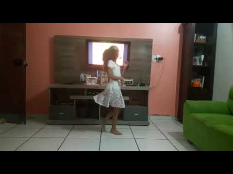 Menina dançando salsa