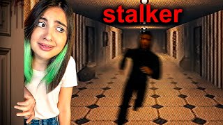 O JOGO DESCONFORTÁVEL SOBRE SE SENTIR OBSERVADO... POR UM STALKER.