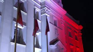 Wideo: Biało-czerwony Ratusz w Lesznie z okazji Narodowego Dnia Zwycięskiego Powstania Wielkopolskiego