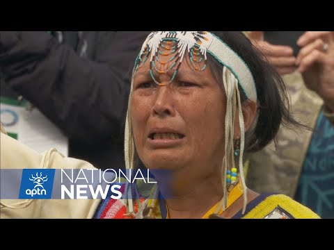 Powerful moment as woman sings O Canada in Cree to the Pope | APTN News