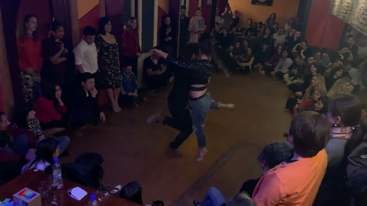 La Cachivacheria Milonga - Bailan Cecilia Garcia y Serkan Gokcesu - Tango en Buenos Aires