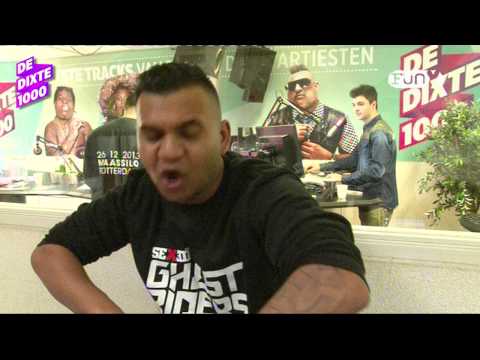 Dj Dyna achter de draaitafels tijdens De DiXte 1000