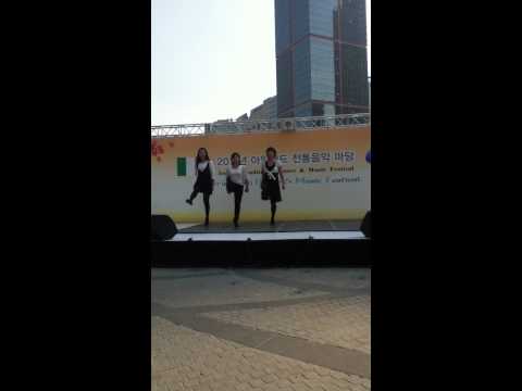 Tap Pung Irish Dancers, D-Cube Art Center Plaza, Seul, Coreia, setembro de 2011