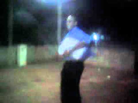 cantando e dançando pra louvar a Deus