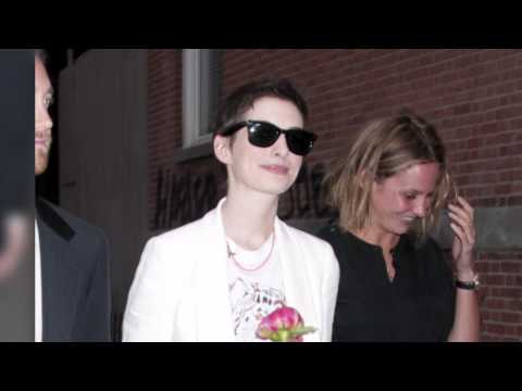 download lagu mp3 mp4 Anne Hathaway Hummus Diet, download lagu Anne Hathaway Hummus Diet gratis, unduh video klip Anne Hathaway Hummus Diet