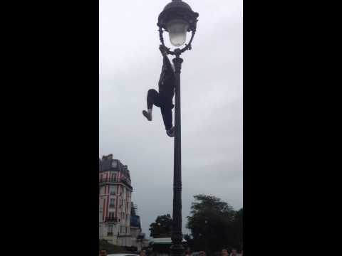Montmartre Keepy Ups, Up a Lamp post