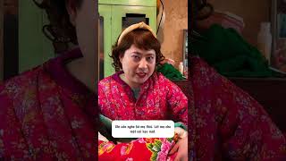 Tiểu Mỹ phối hợp ăn ý với mẹ khi bị kiểm