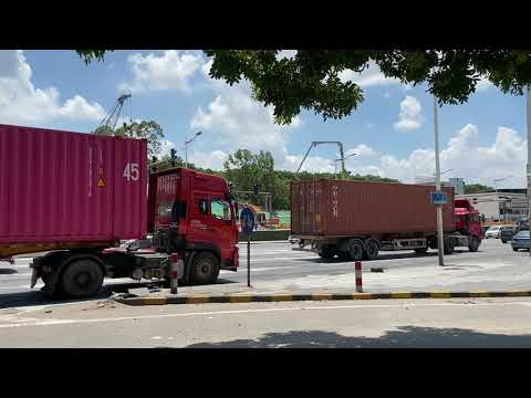 Todos os tipos de contêineres na estrada na cidade de Dongguan, ECONÔMICO está se recuperando