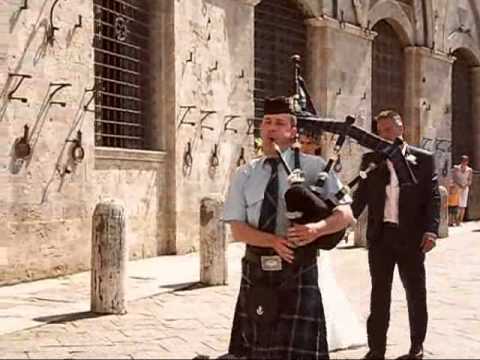 The Scottish piper in Italy pipes out the newlyweds in Siena