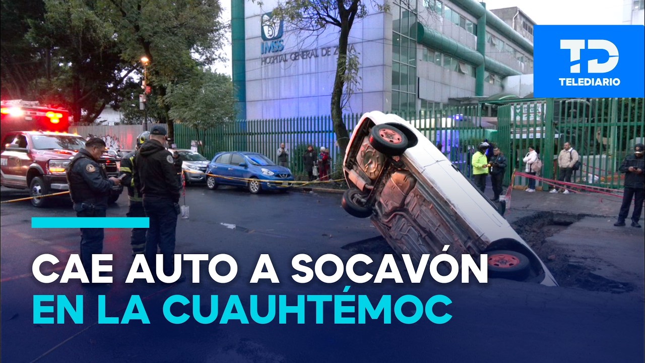 Auto cae en socavón en Tlatelolco; bomberos descartan personas lesionadas