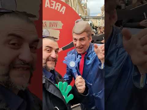 Mr Zed Robot saluta I fan