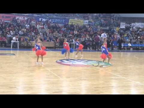 Majorete în pauza meciului de baschet