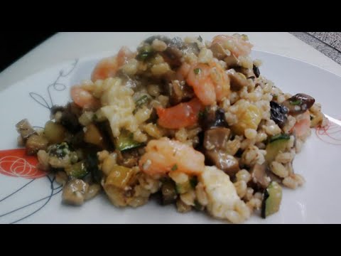 Orzo con zucchine, funghi portobello e code di gambero