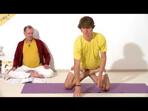 Yoga Berghaltung mit Händen in Namaste Mudra vor der Brust 2 - Yoga Asana Lexikon