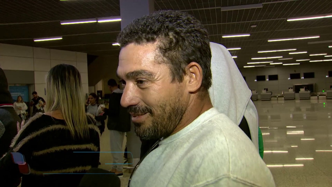 Mais 130 brasileiros deportados dos EUA desembarcam em Confins