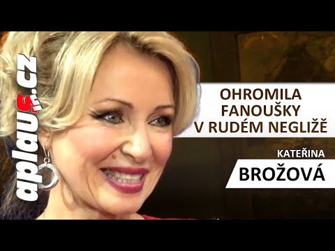 Kateřina Brožová ohromila v rudém negližé a prozradila, jak moc mluví dceři do výběru partnera