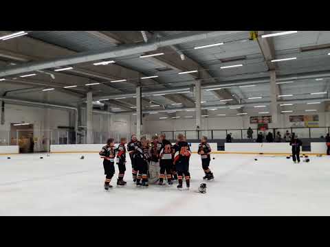 Uplakers 06 voiton juhlintaa A-tason loppuottelussa 21.4