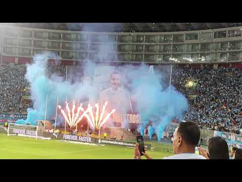 "El mejor recibimiento al equipo más grande del fútbol peruano: Sporting Cristal" Barra: Extremo Celeste &bull; Club: Sporting Cristal