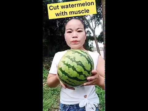 Wait five seconds! I will cut the watermelon with my muscle ！#fruit #summerbummer  #tiktokspotted