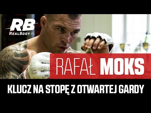 Rafał " Kulturysta " Moks pokazuje klucz na stopę z otwartej gardy