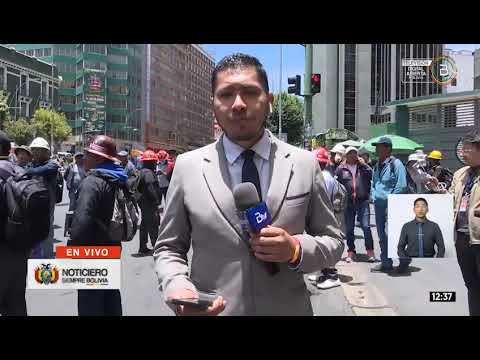 Mineros bloquean el centro de La Paz y cierran la Av. Mariscal Santa Cruz