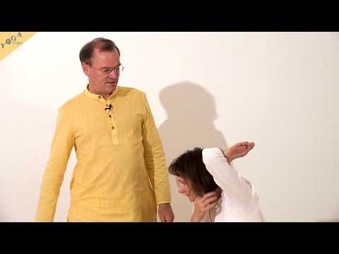 Fuß hinter dem Kopf mit Fuß in der Ellbeuge und anderer Hand am Boden - Yoga Asana Lexikon