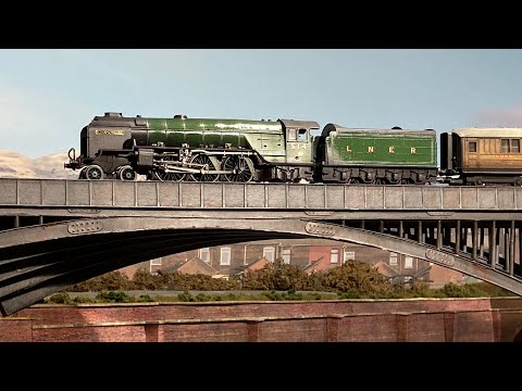 THOROUGHBREDS OR UGLY DUCKLINGS? Hornby Thompson Twins in Action With Archive Sound.