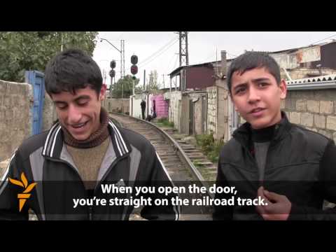 A vida ao longo dos trilhos do trem em 'Xangai' de Baku