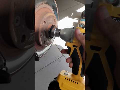 soltando a porca da junta homocinética com chave de impacto  the black tools