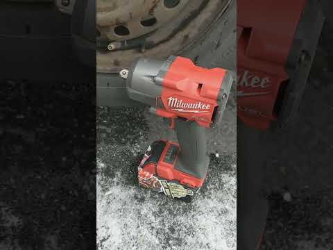 2555-20 M12 Stubby vs. 2962-20 M18 Mid Torque - Milwaukee Showdown 🔩