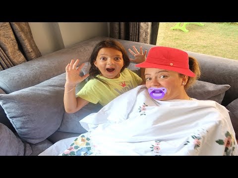 Masal Bebek Bakıcısı Oluyor ve Çok Şaşkın - Kids Pretend Play Taking of Babies feeding