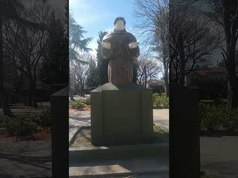 UN FRAILE EN LA PLAZA FRAY LUIS BELTRÁN #turismobuenosaires #viapublica #buenosaires